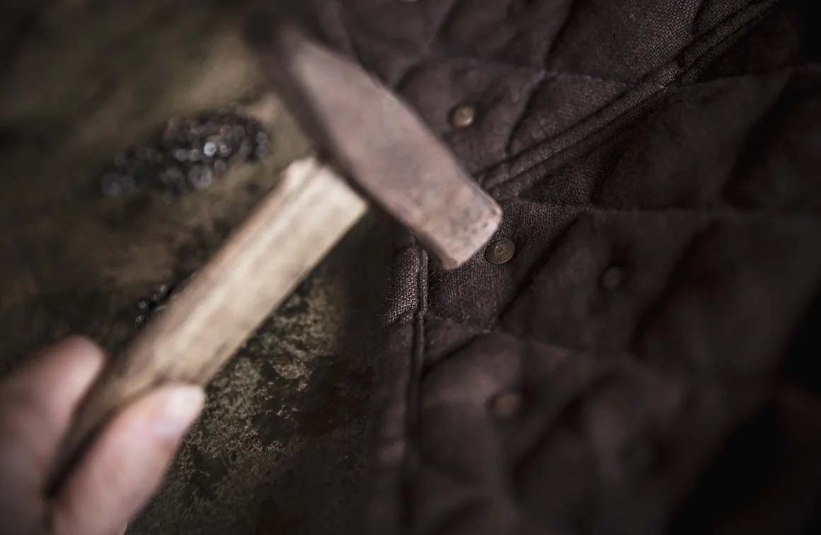 Hand befestigt Niete mit Hammer
